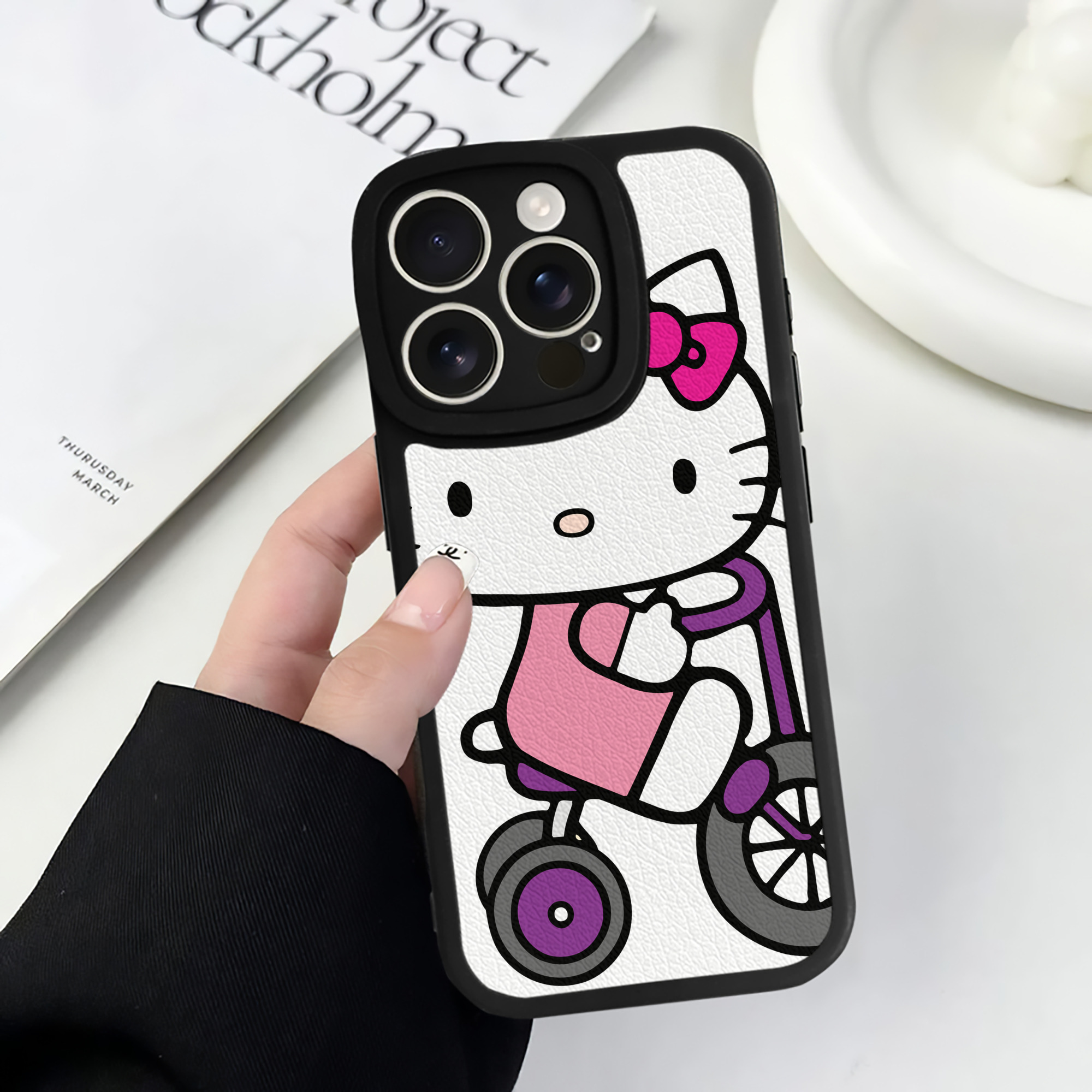 （画像用） Hello Kitty ハローキティ 【iPhone 16シリーズ対応】シリコンスマホケース（レザー調） 材質：シリコン